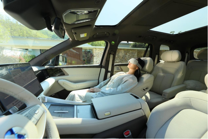 直接化解“家庭地位”之争？腾势N8L登场，陈小春应采儿携手！