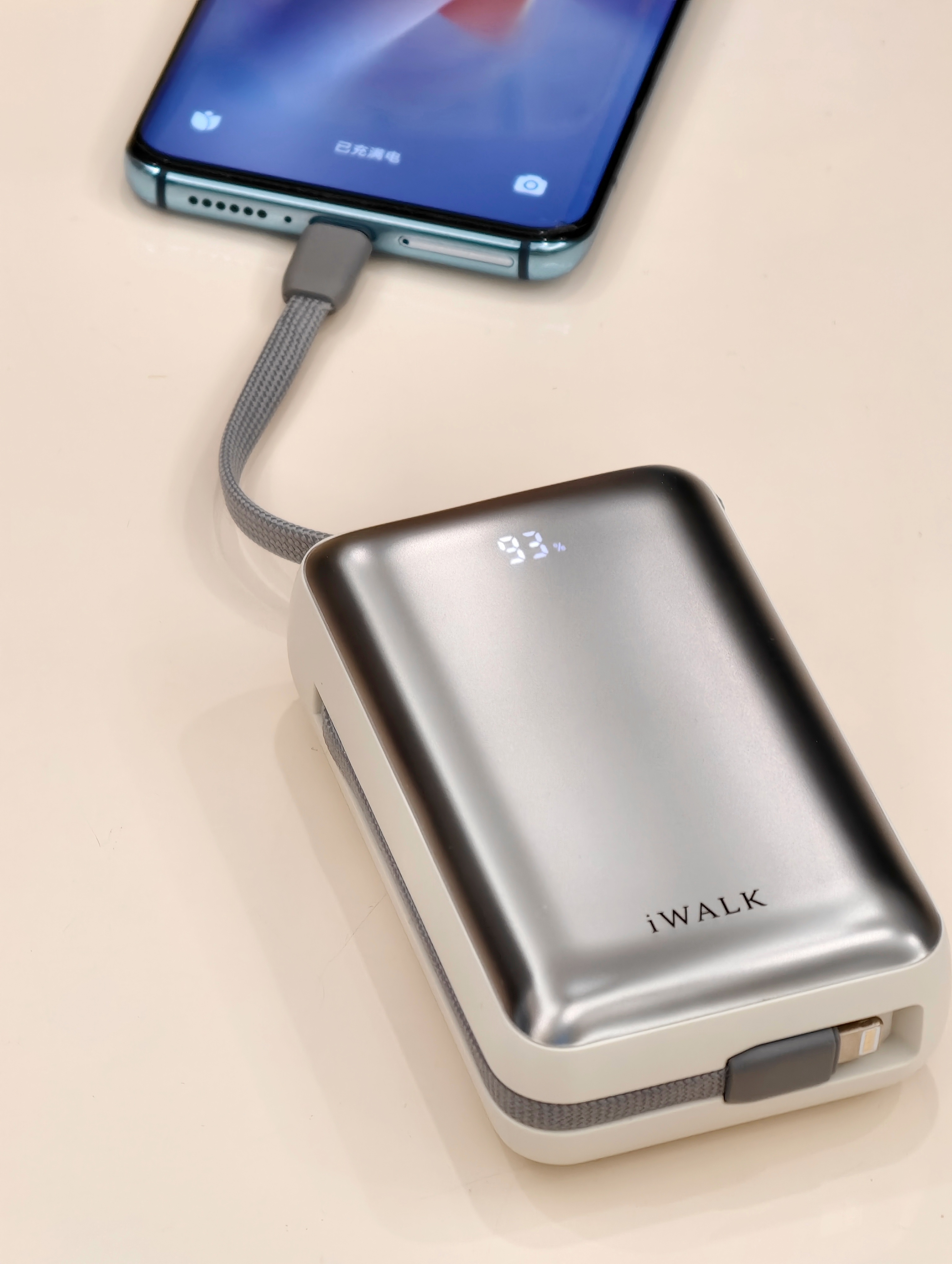 318g 轻薄 + 45W 快充实力派！iWALK 爱沃可充电宝