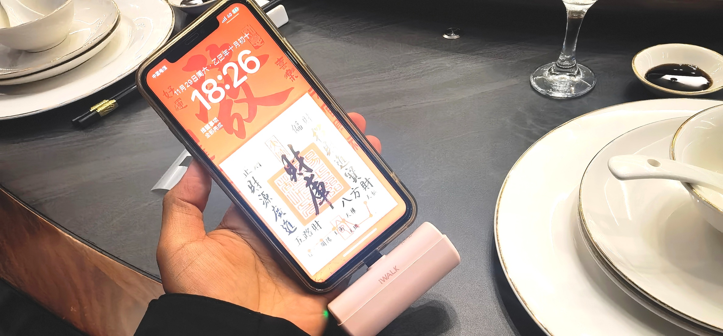 你见过有充电仓的充电宝吗？iWALK子母款胶囊充电宝让充电减负