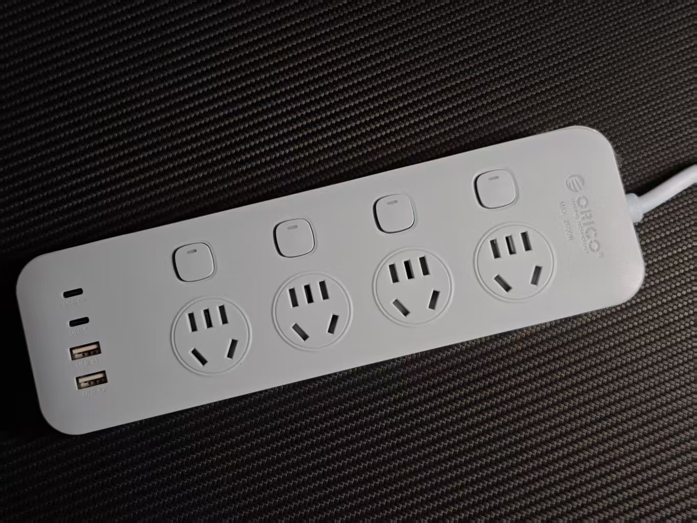 奥睿科分控小胖条插排评测：颜值与实用的桌面充电搭档