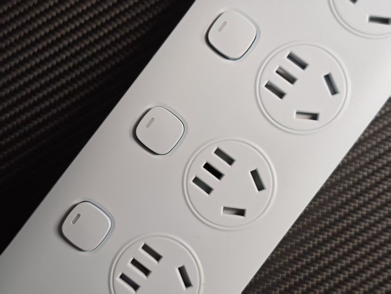 奥睿科分控小胖条插排评测：颜值与实用的桌面充电搭档