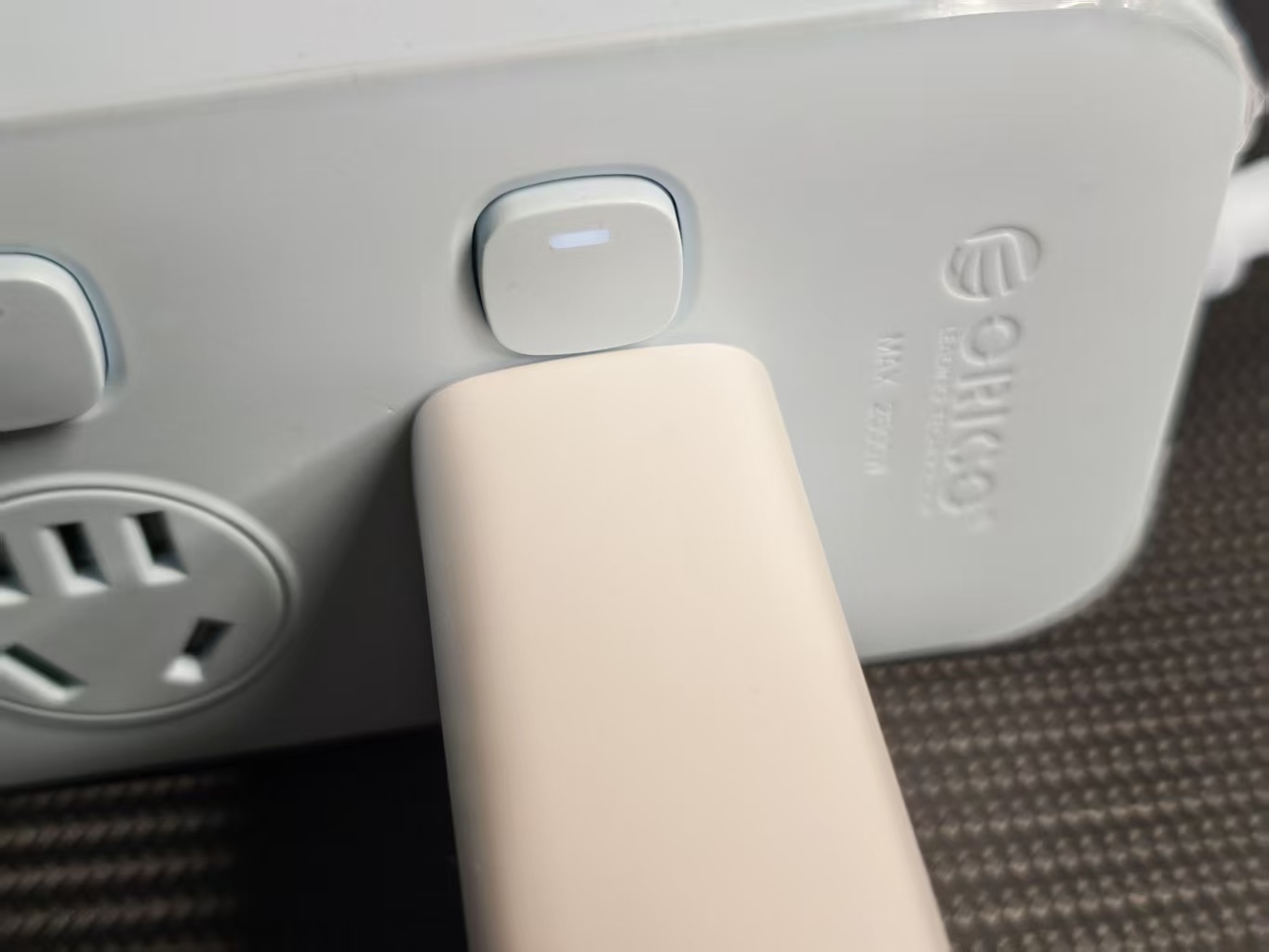 奥睿科分控小胖条插排评测：颜值与实用的桌面充电搭档