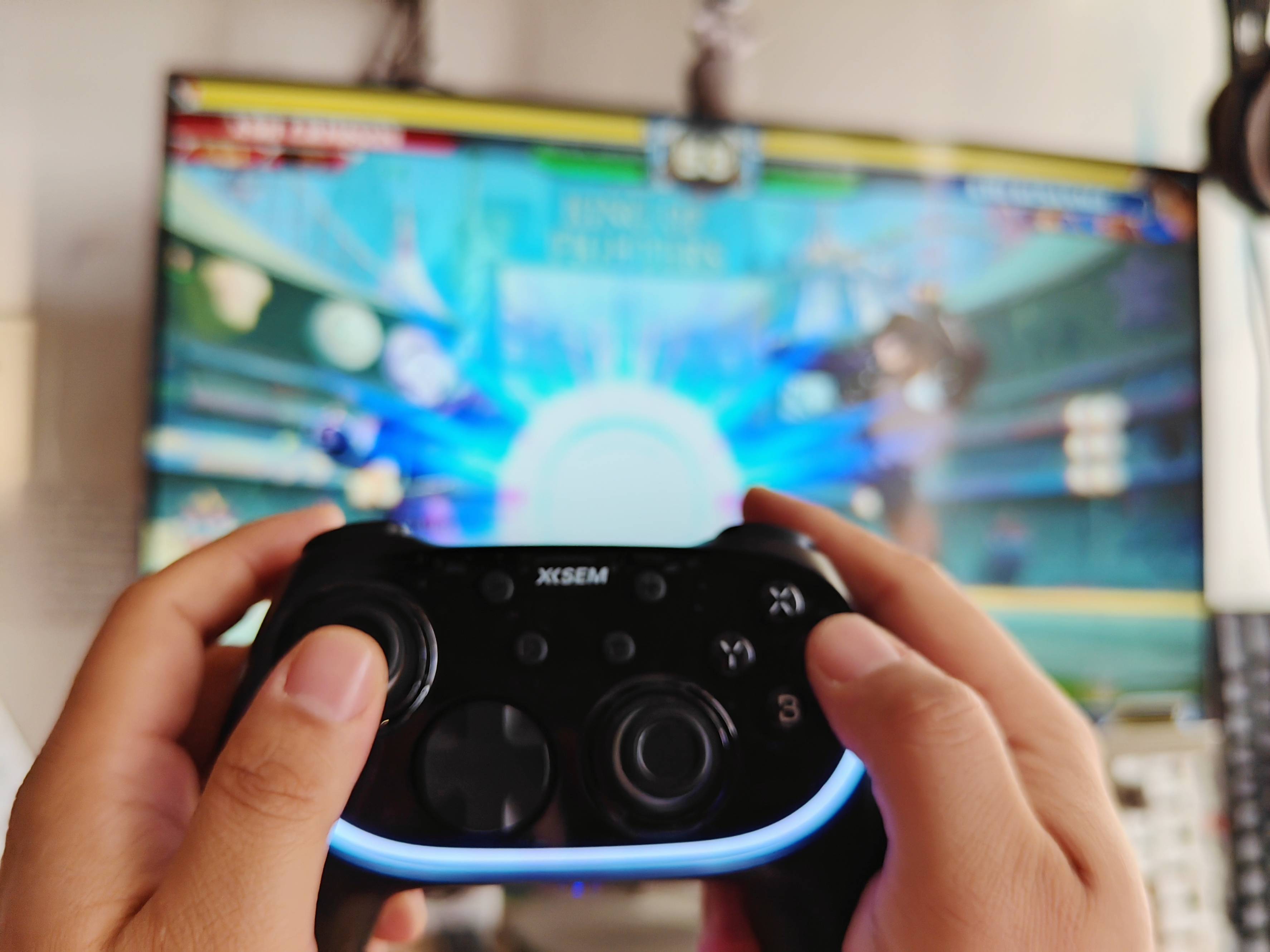 兼顾颜值与实力的西圣GC1游戏手柄，百元档操控王者
[图片]