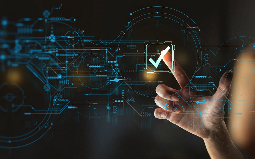 数据自决与智能生成：驱动企业进化的“数智双脑”