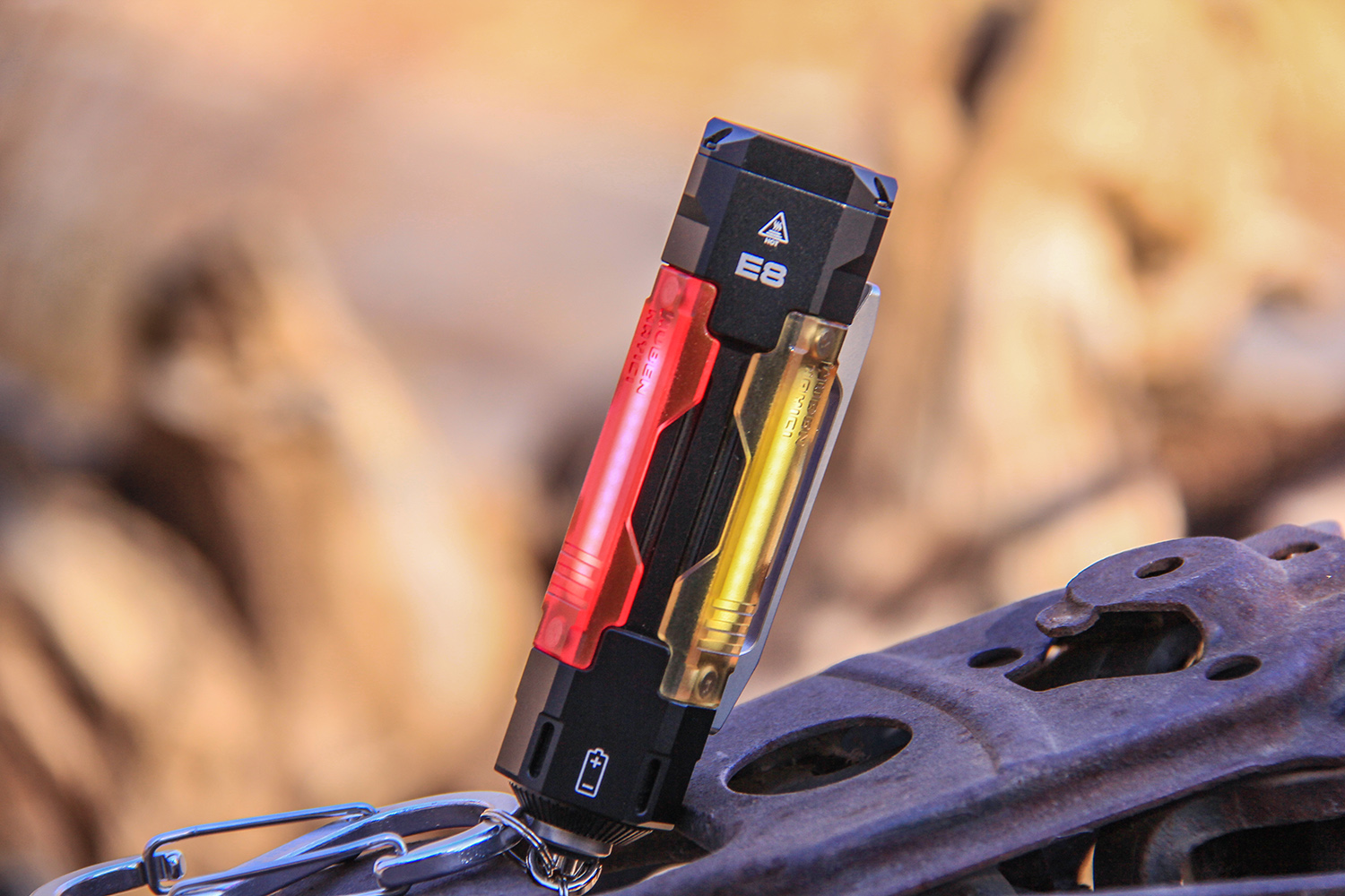 握一抹光、染四色影、藏掌心趣：务本E8便携灯