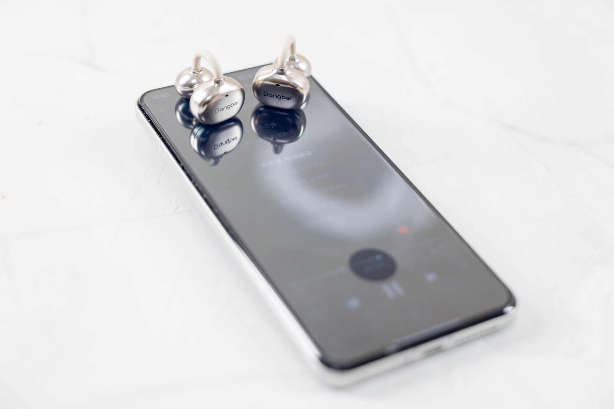 自带妙控屏,音质出色,无感佩戴,当贝Air 1耳夹式AI蓝牙耳机体验