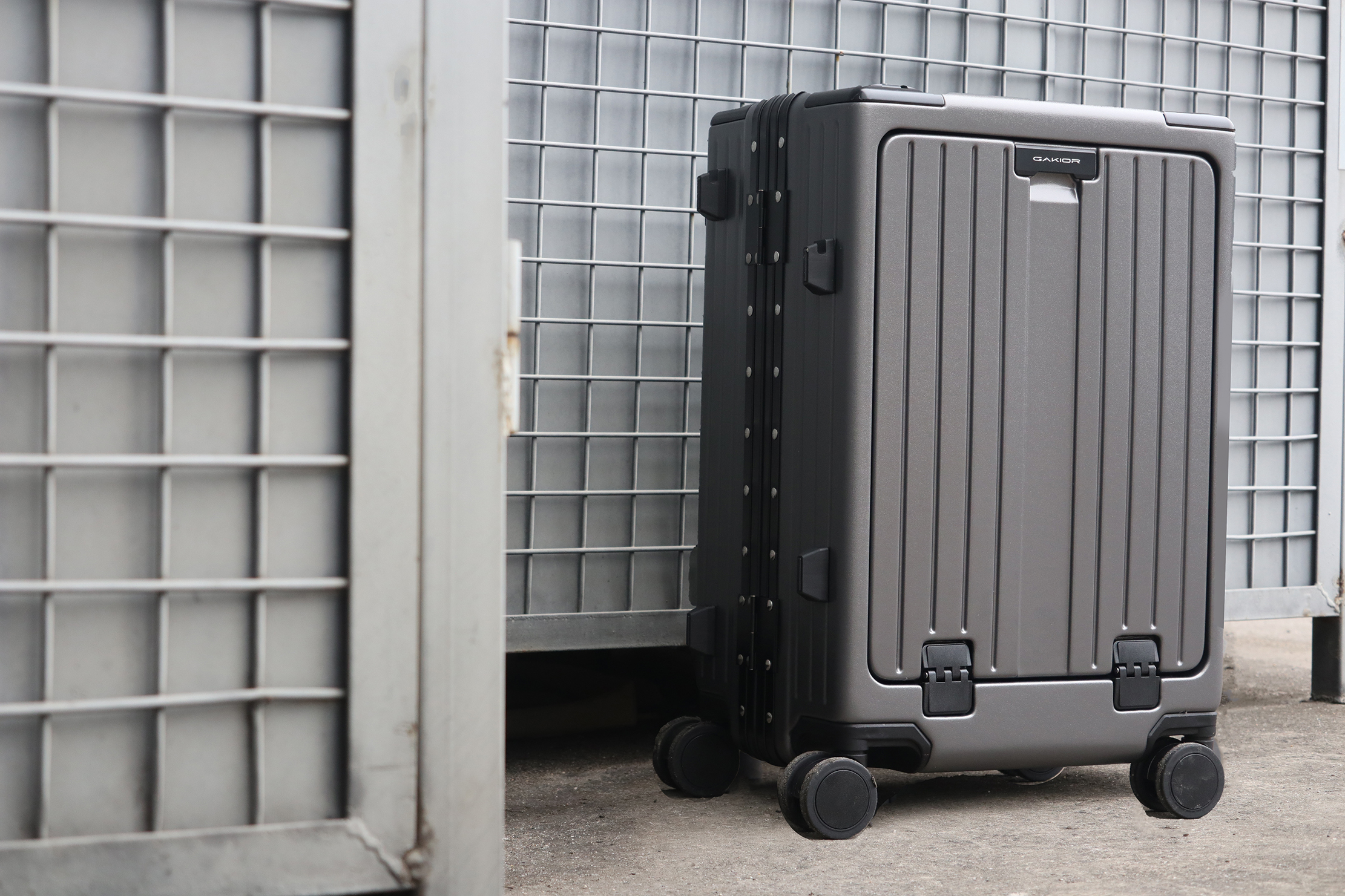 非时尚6防GaKior行李箱测评，4层进口科思创扛200KG