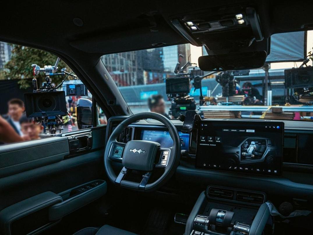 《惊蛰无声》车戏太上头!比亚迪戏里戏外,以科技守护家国安宁!