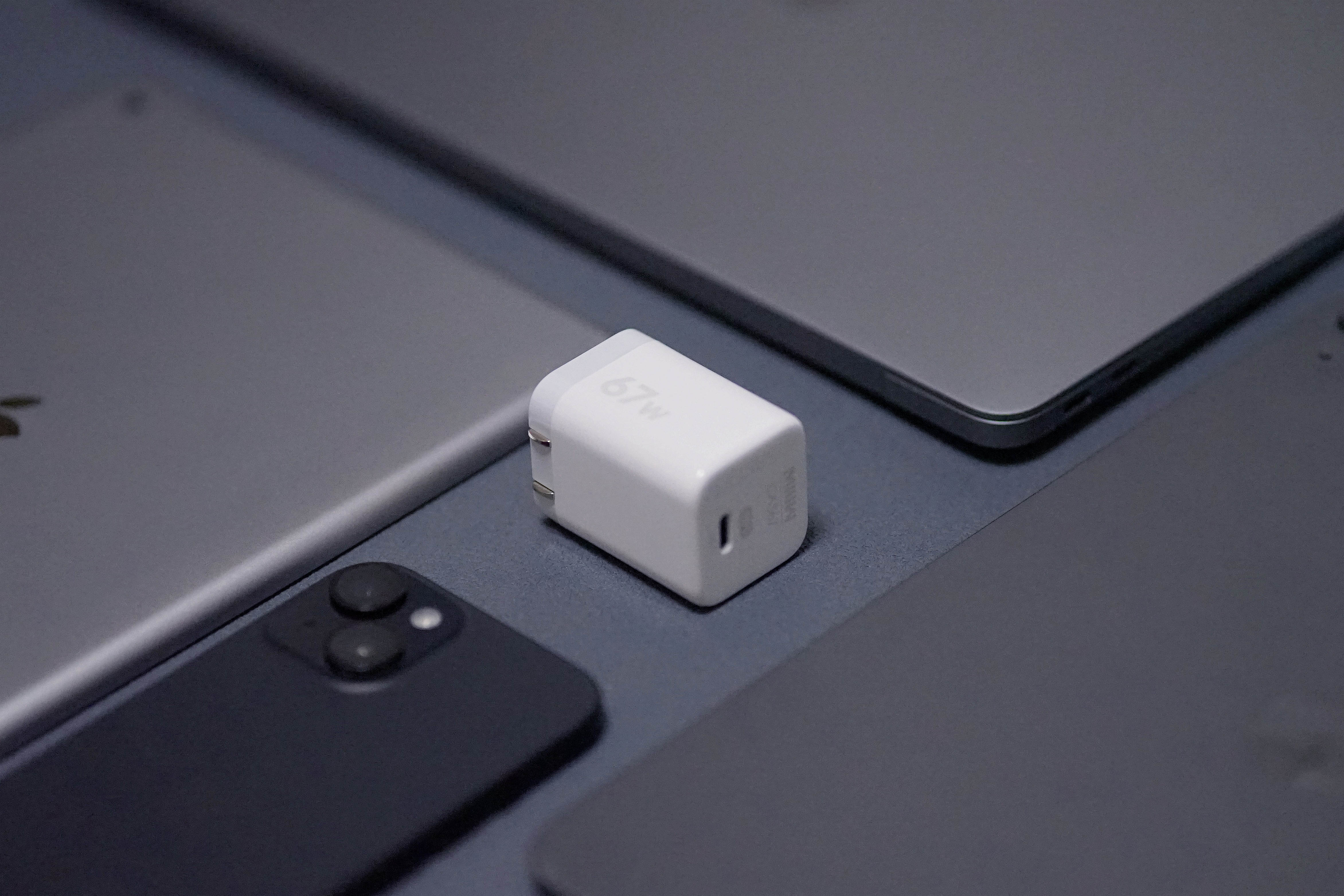 77g超能小钢炮，差旅通勤的充电刚需丨米物67W氮化镓充电器测评