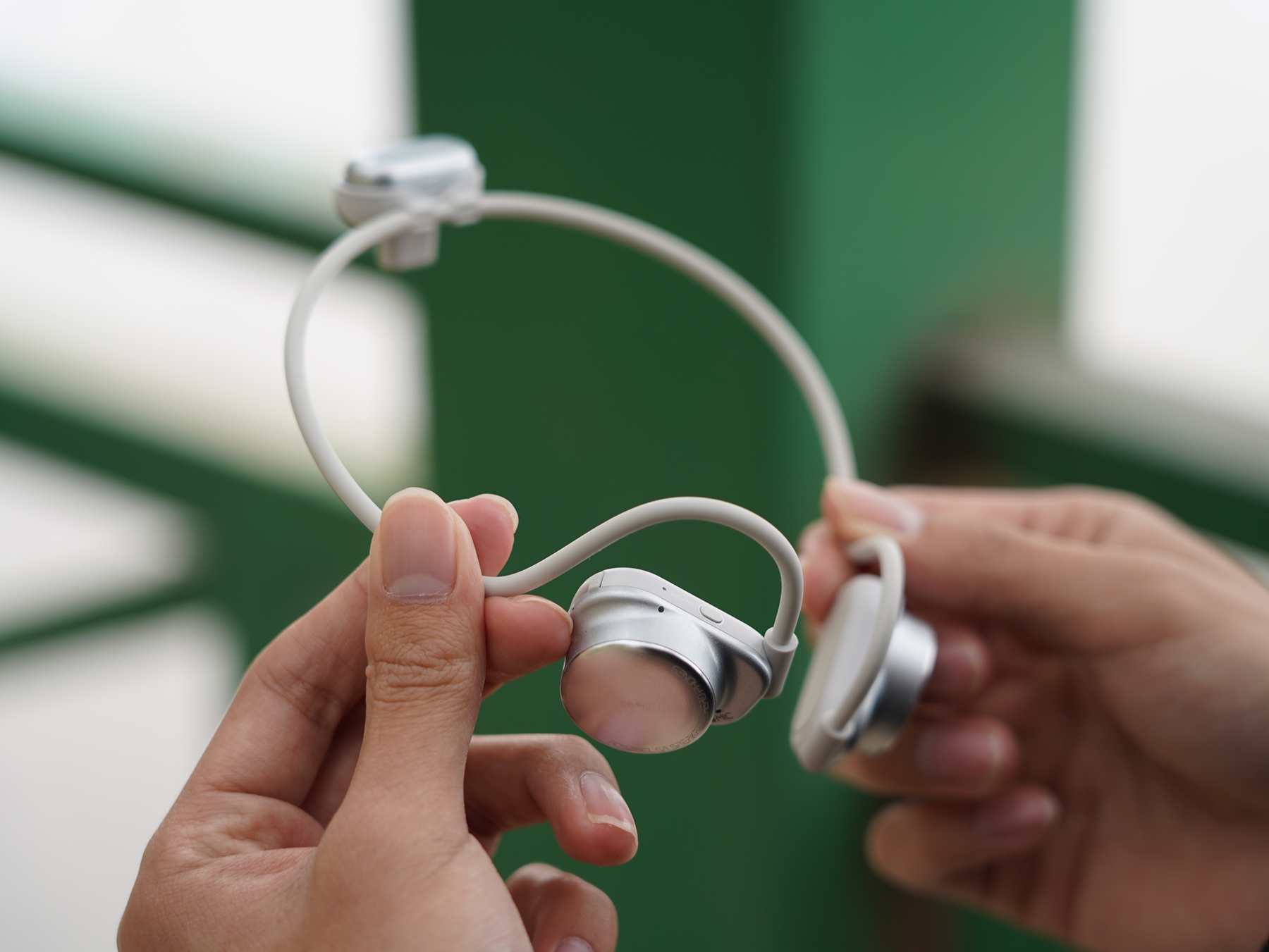 耳挂式智能音箱+可拆卸麦克风?弱水时砂SpeakFeel玩法有点多