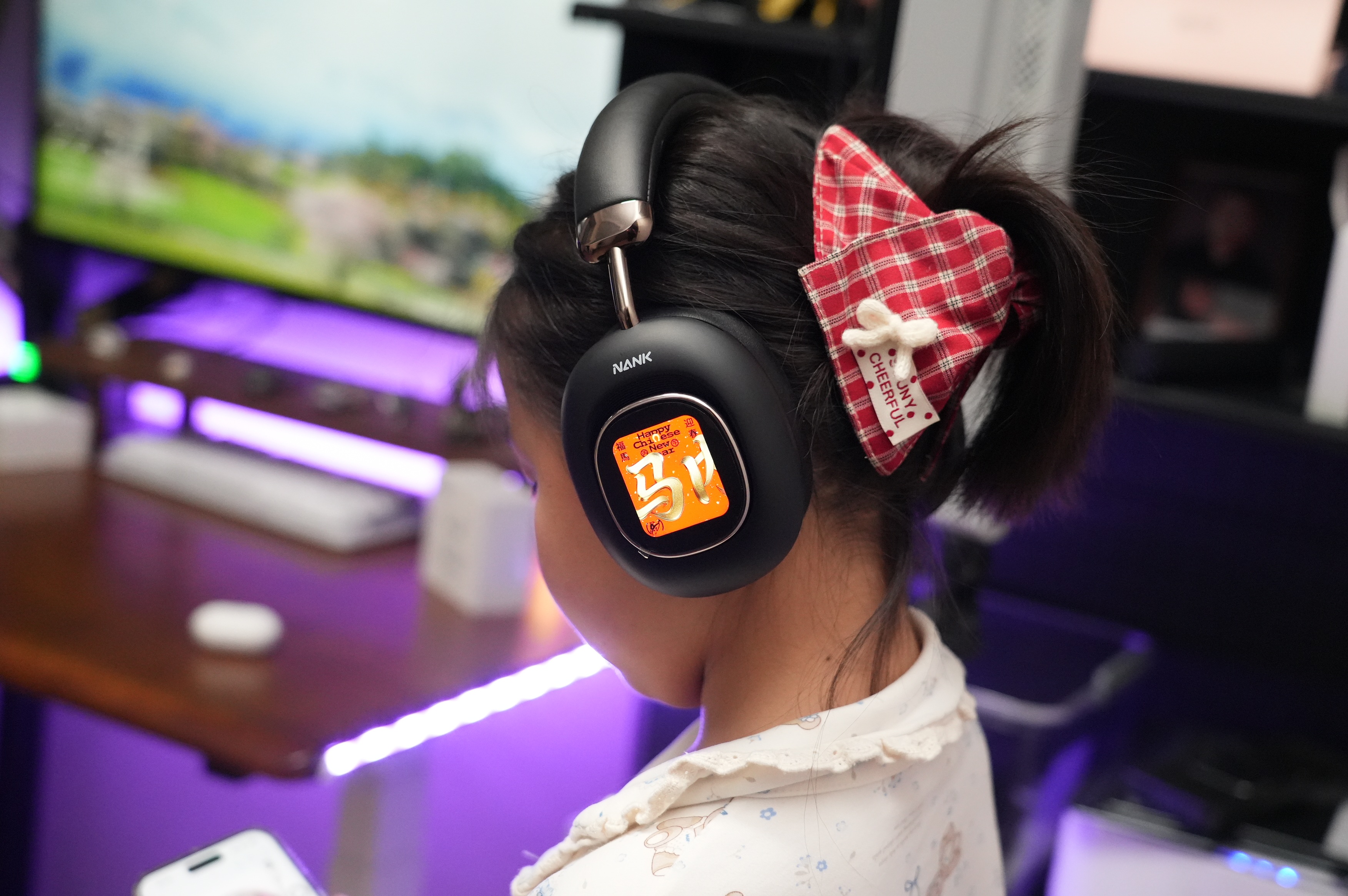 头戴耳机新卷王!南卡Show实测:灵动屏+顶格音质通勤娱乐全拿捏