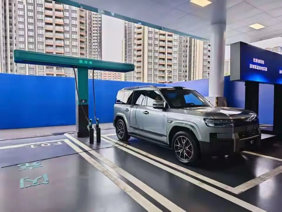 一场发布会，半个商业圈站台：比亚迪的“闪充生态”，对手怎么跟？