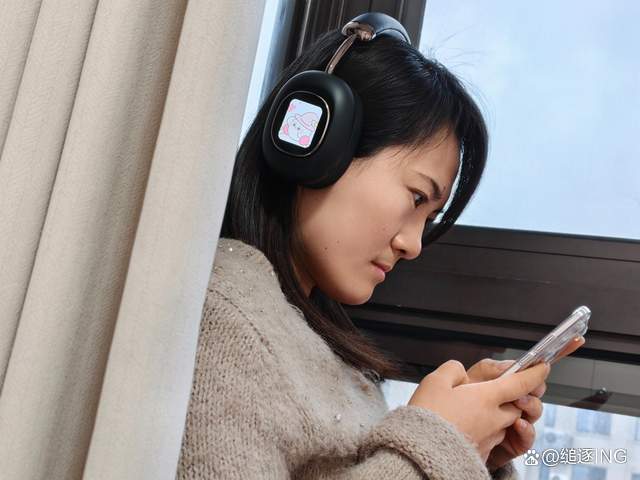 带智能交互灵动屏的耳机见过吗？南卡Show头戴式耳机科技感十足