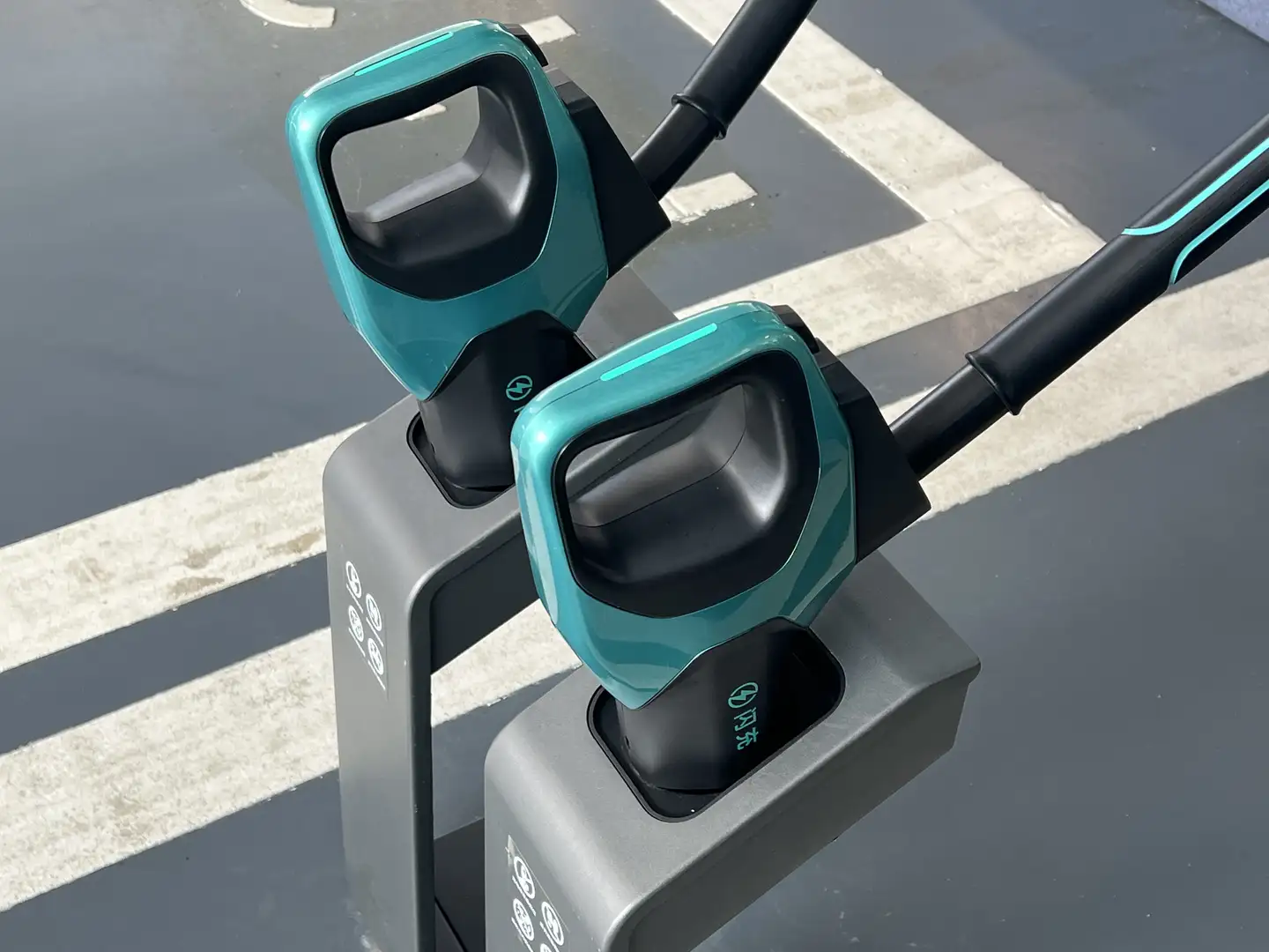 9元油价时代来临!电车一年省一万,比亚迪闪充比加油还快