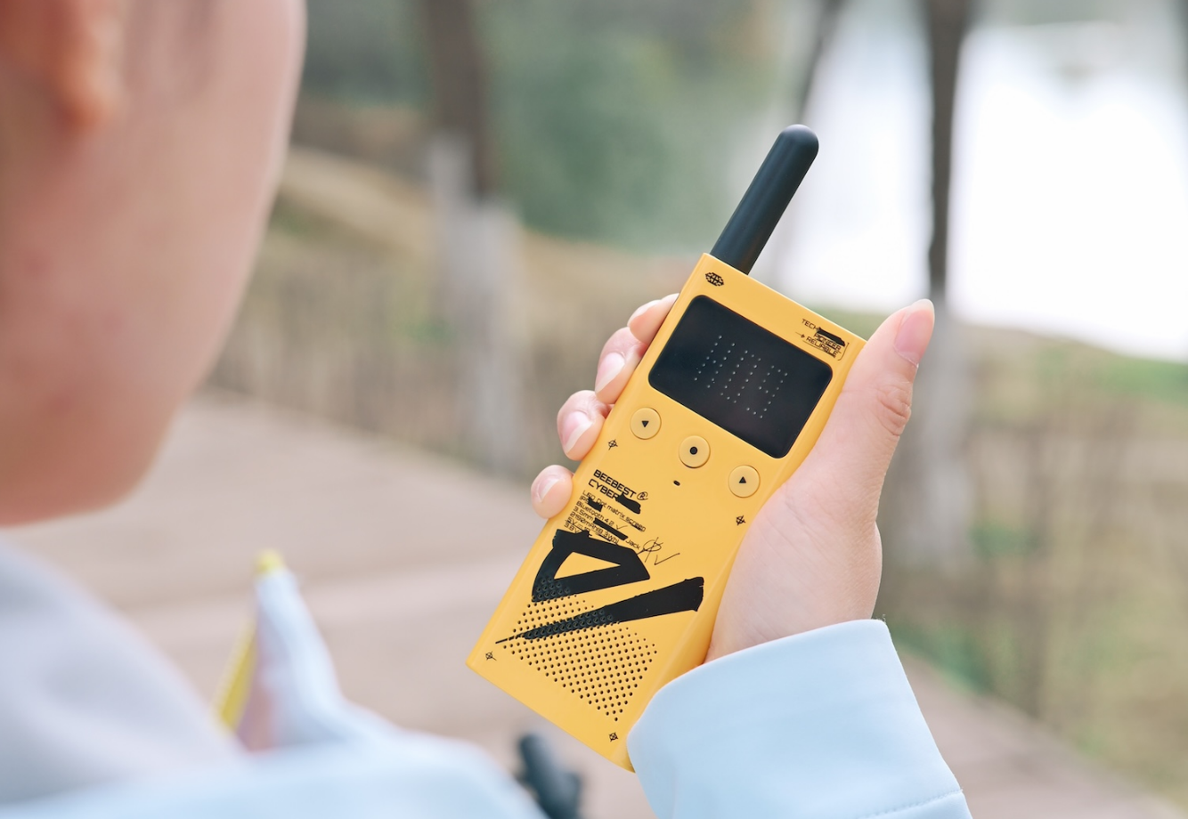 没信号也能秒连？我带着极蜂对讲机3 闯了趟山野