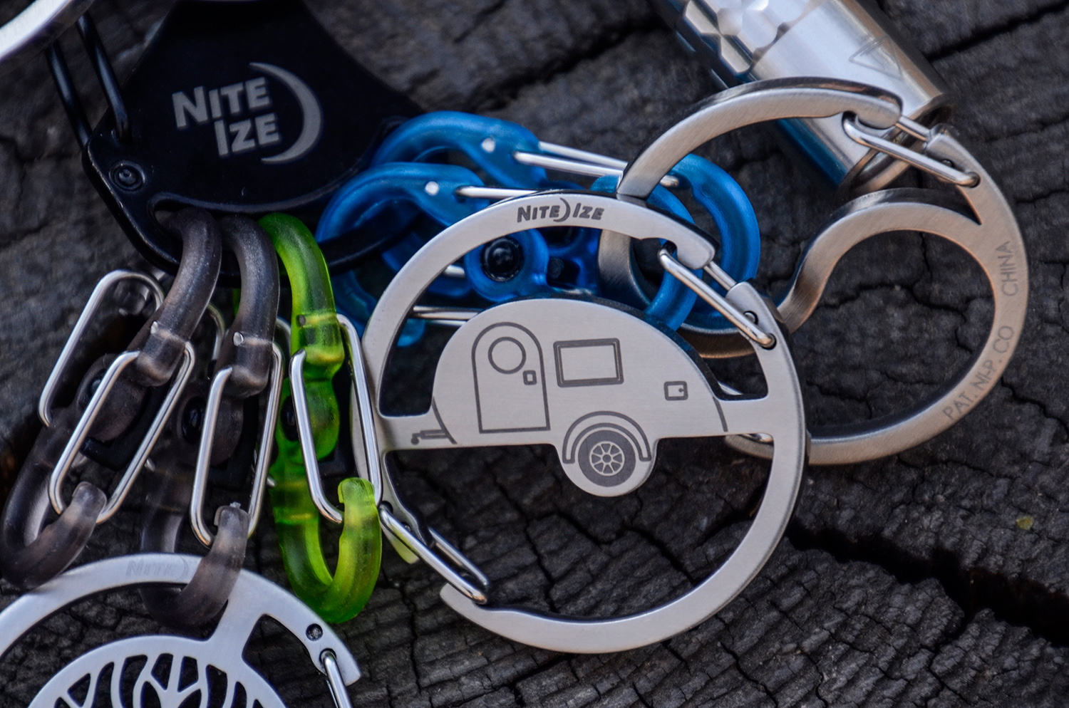 把户外生活挂在背包上：奈爱露营车钥匙扣