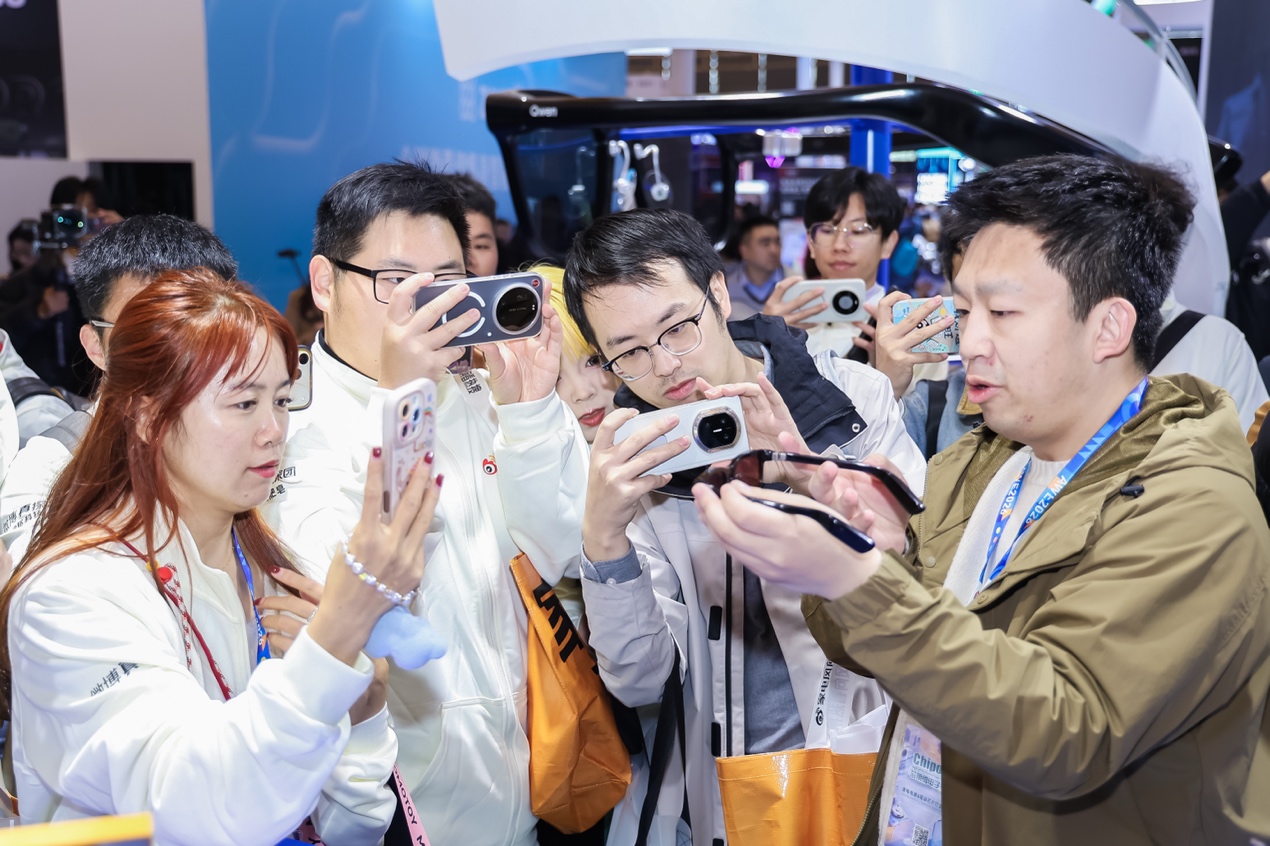 千问AI眼镜亮相AWE，观众挤爆排队试戴