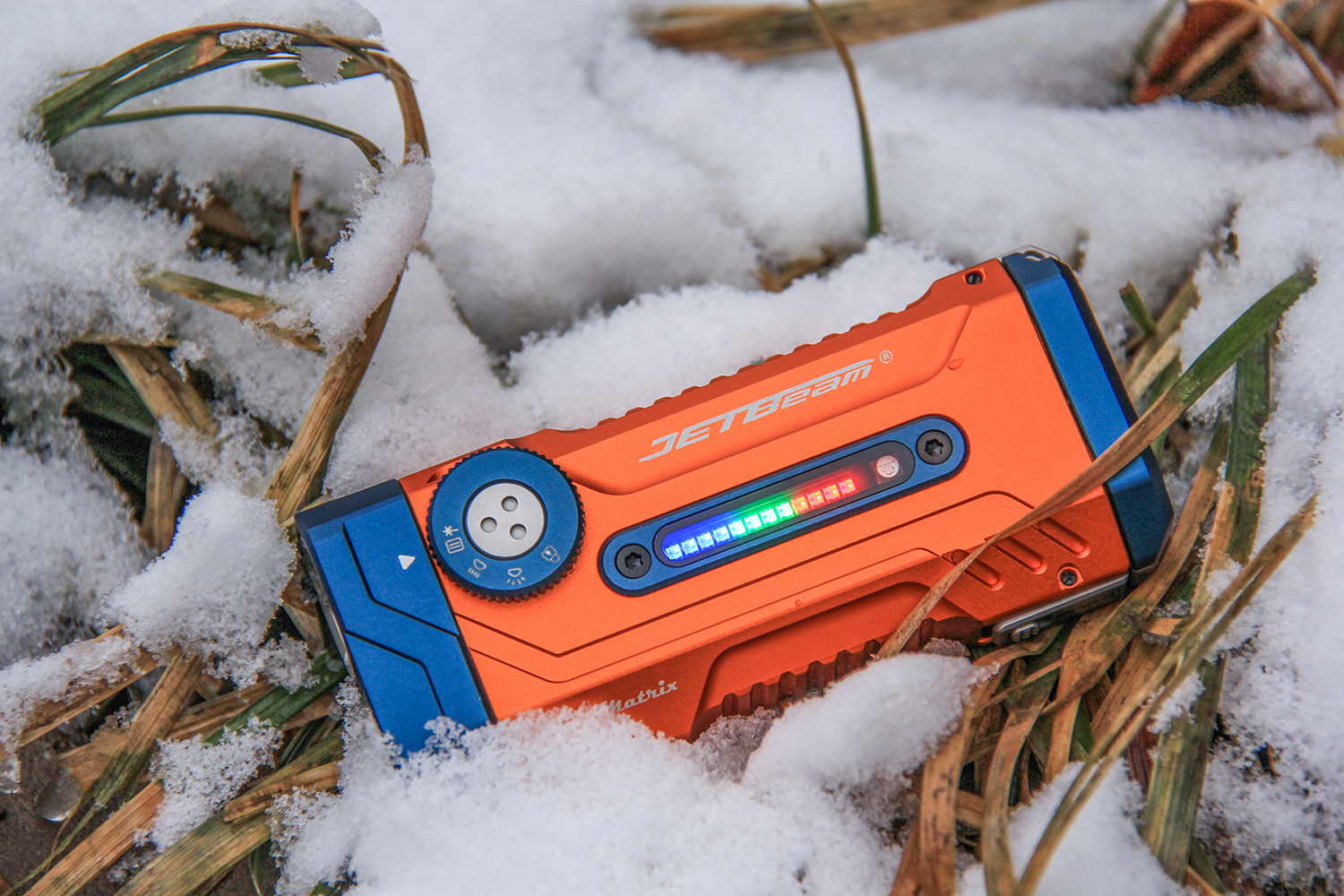 厉害了！巴掌大的 JETBeam E28，居然把泛光、远射、激光、紫外、氛围灯全塞进去了