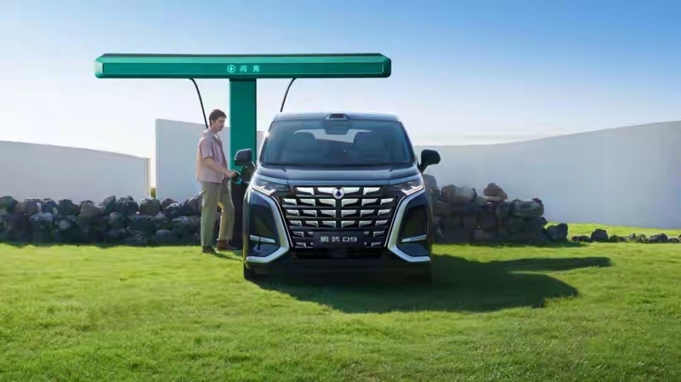 30万销冠王者归来！二代腾势D9预售38.98万起，MPV市场要变天了！