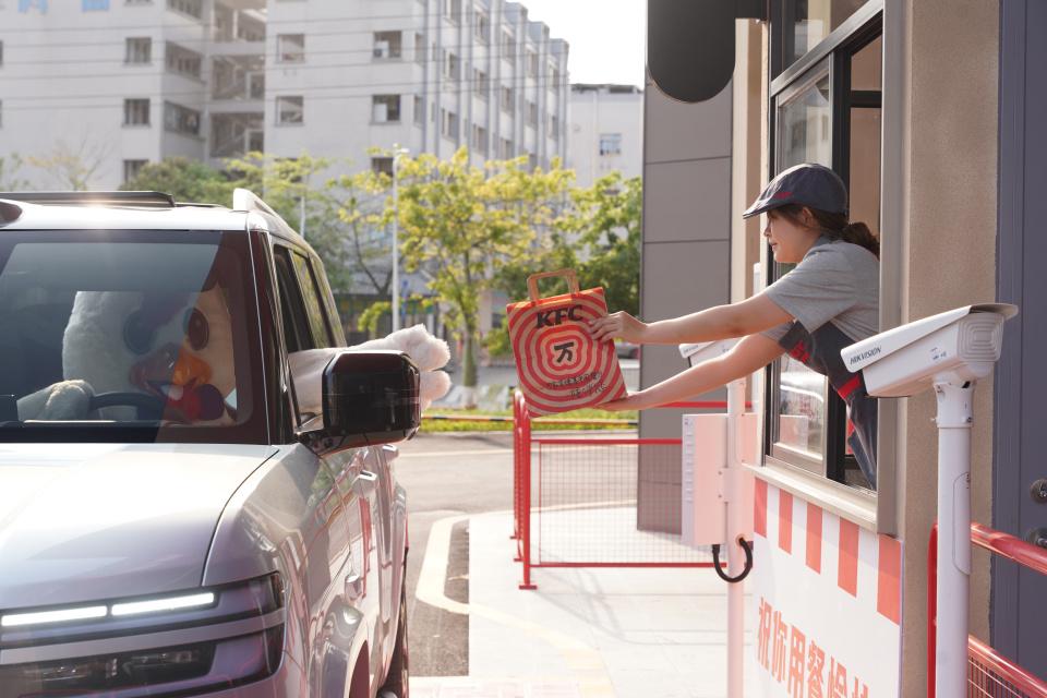 比亚迪闪充趣味出圈!“吃个肯德基的功夫,车就充饱了?”