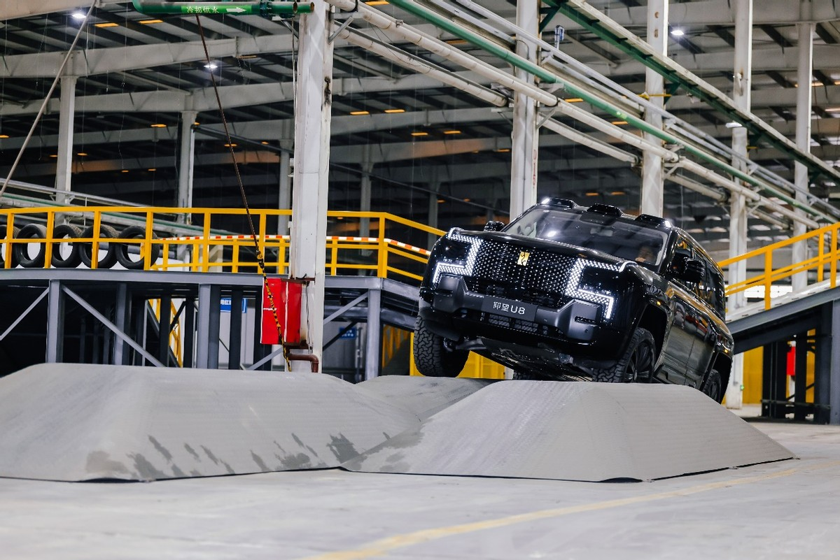 把天门山搬进厂房？室内玩转极限越野，解密仰望U8的“进阶密码”