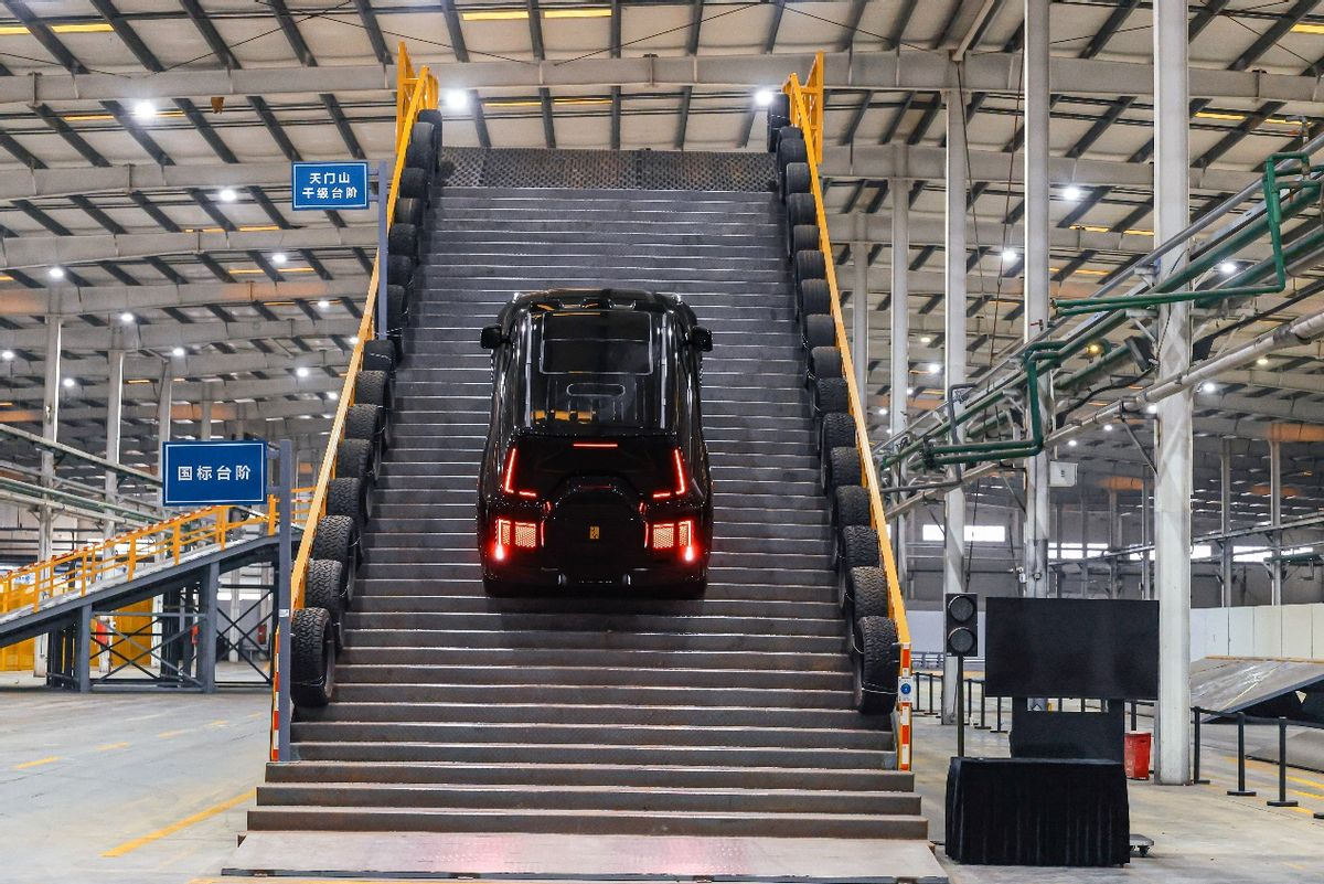 把天门山搬进厂房？室内玩转极限越野，解密仰望U8的“进阶密码”