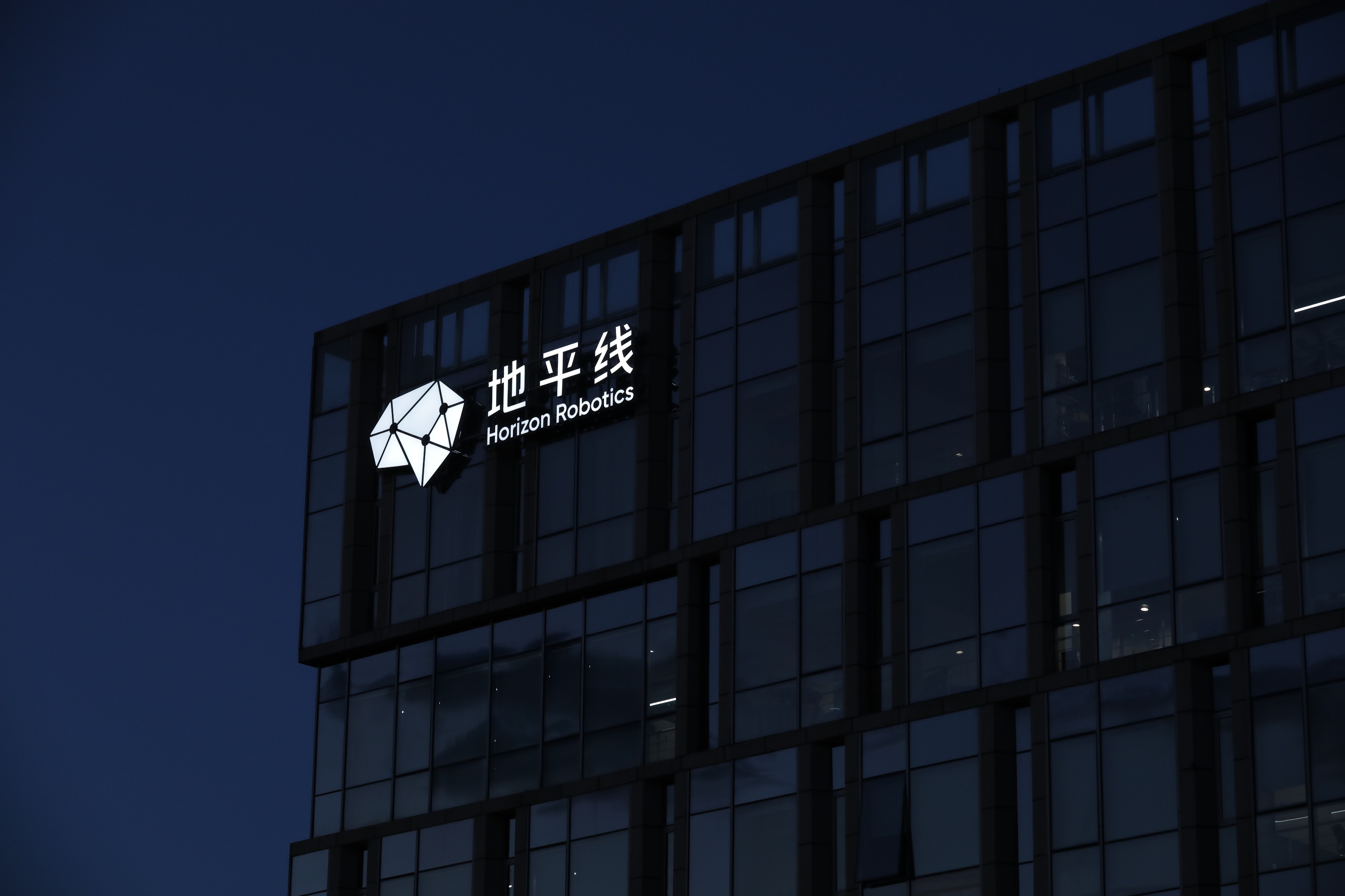 智驾渗透率接近70%,谁在引领这一轮变革?