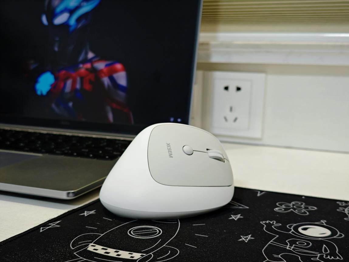 告别手腕酸痛！百元级桌面减负神器，西圣M1人体工学鼠标深度体验