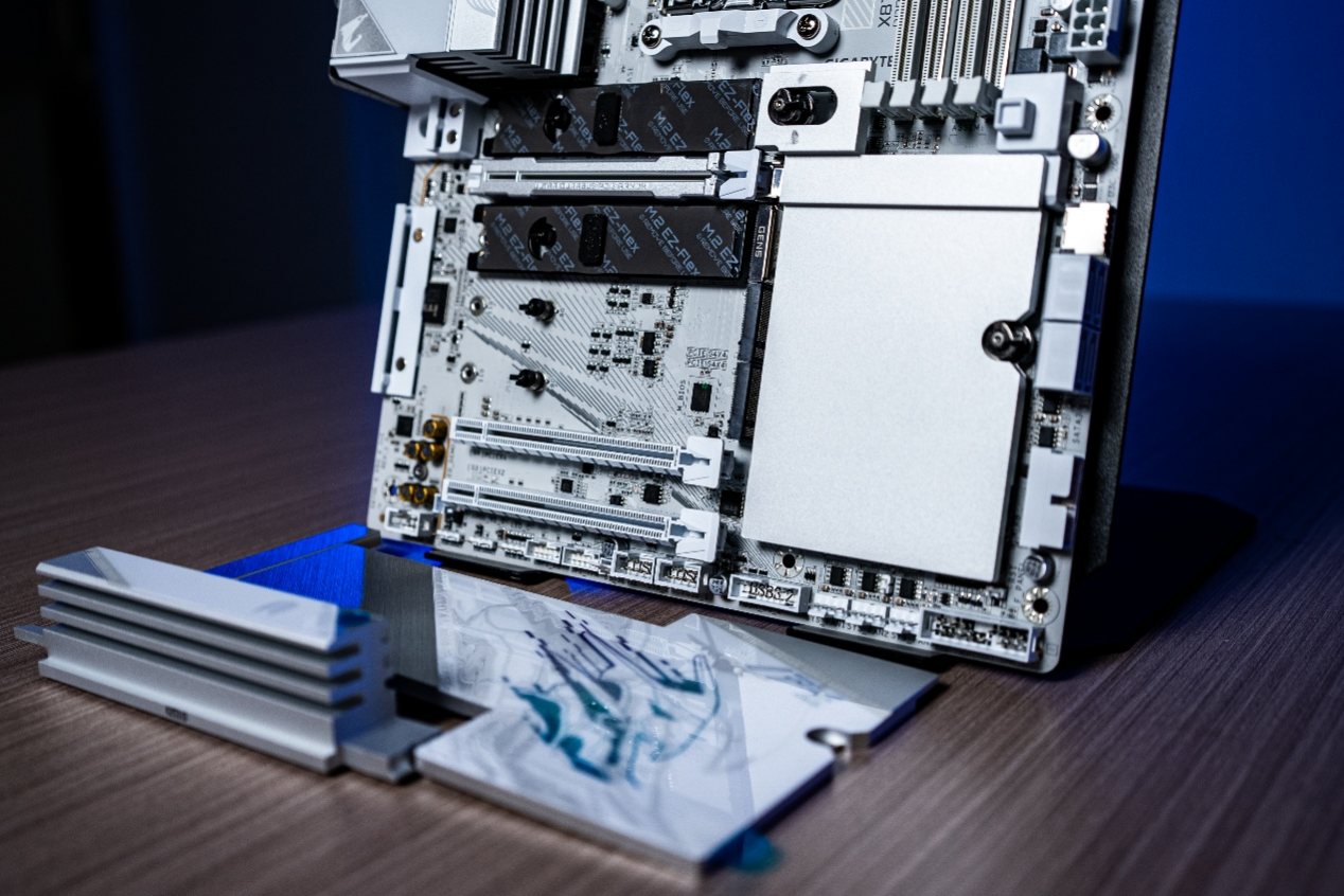 纯白板皇再进化：技嘉X870E X3D电竞冰雕主板性能解析