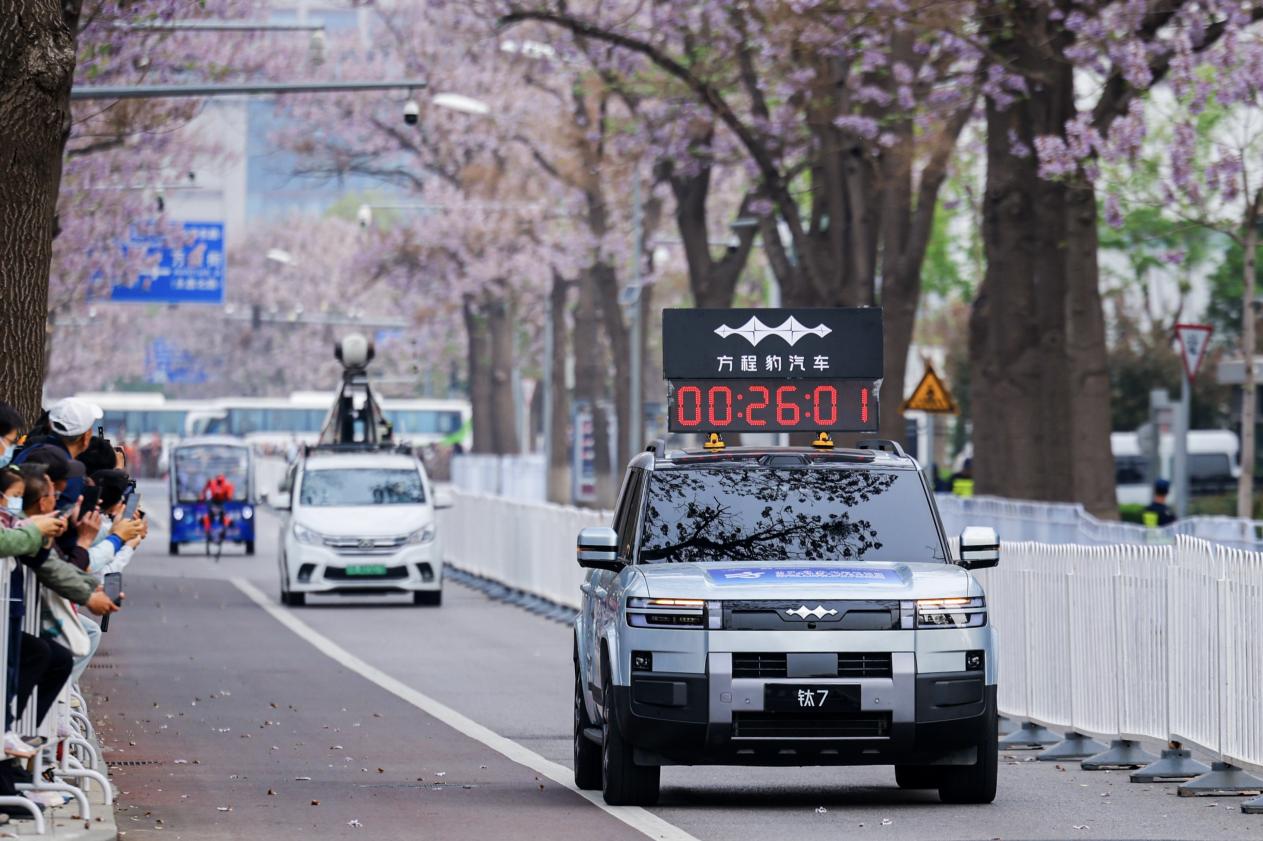 中国硬核力量集结：方程豹护航机器人打破世界纪录，人机共生时代已来