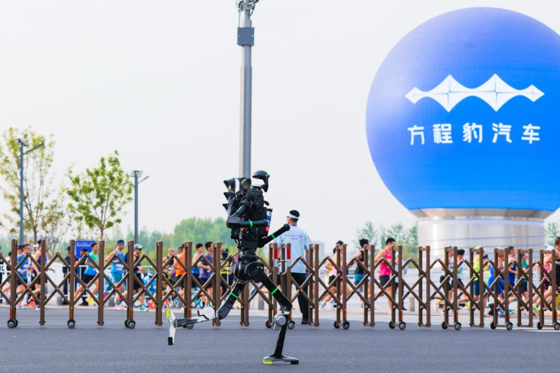 中国硬核力量集结：方程豹护航机器人打破世界纪录，人机共生时代已来