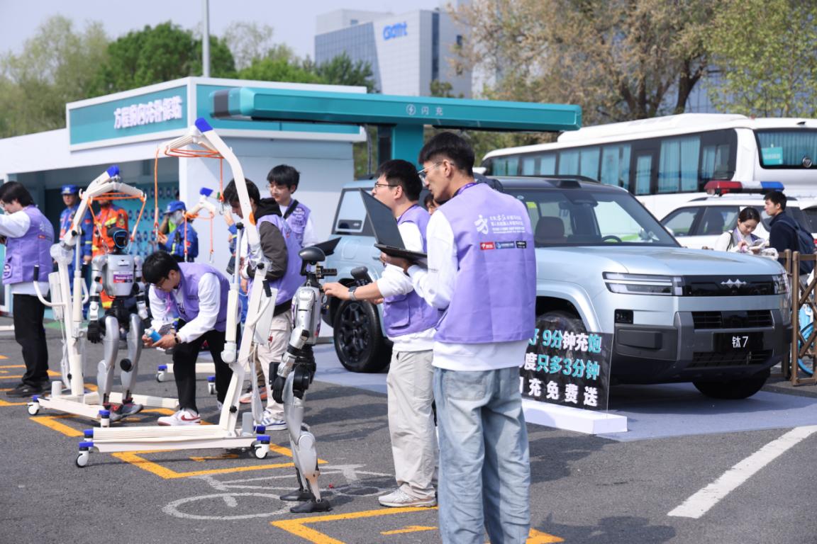 中国硬核力量集结：方程豹护航机器人打破世界纪录，人机共生时代已来