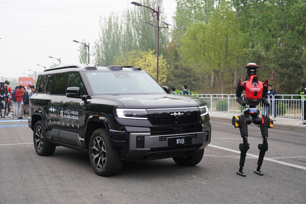 方程豹凭硬核实力护航！中国新能源汽车和机器人强强联手