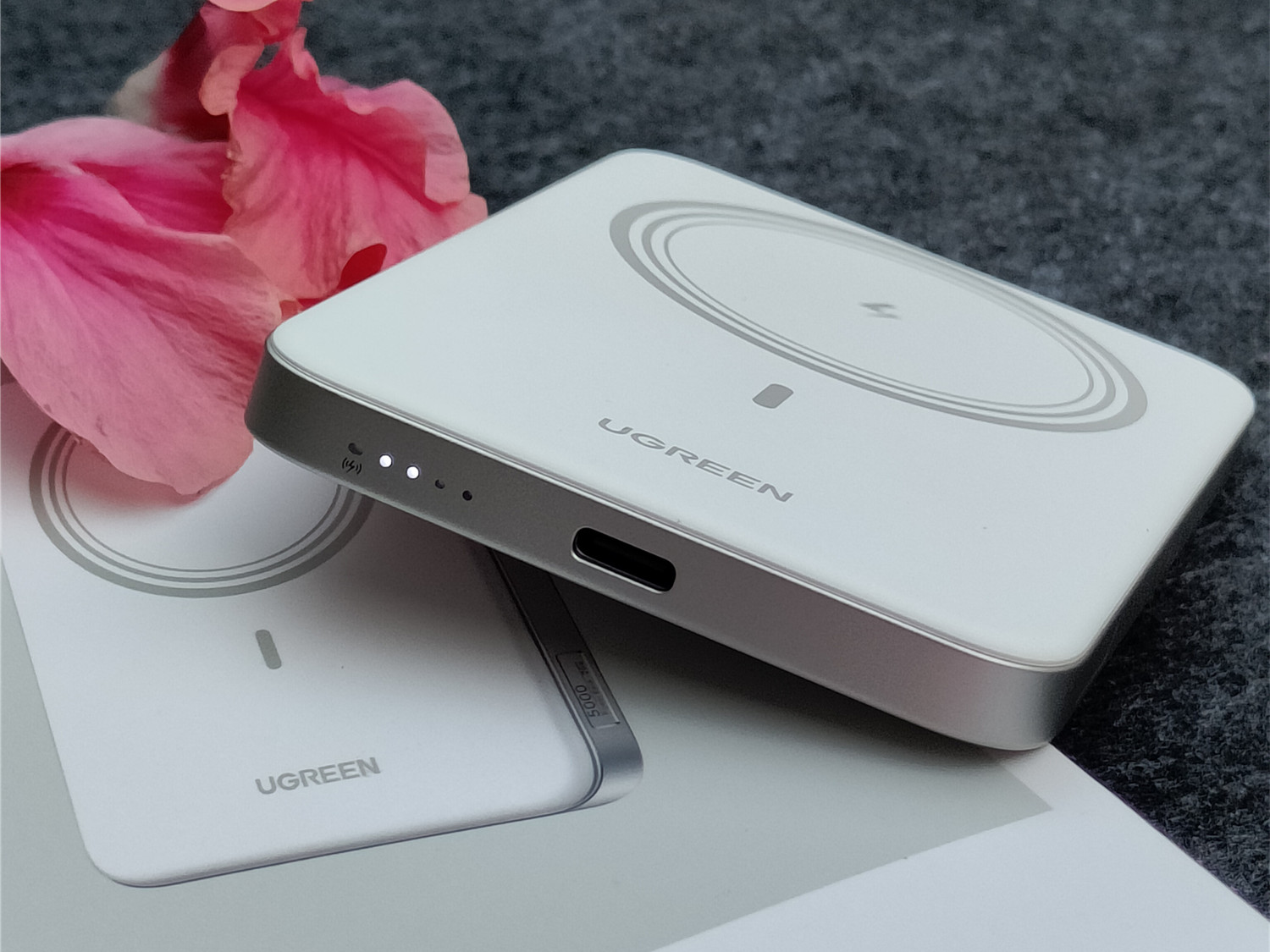 电量焦虑退散，日常通勤只需要这一个超薄磁吸充电宝就够了！