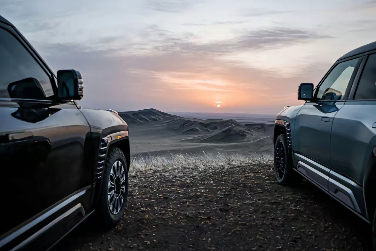 在火山口提车？王志飞刚拿到仰望U8就“开骂”了：这路太无聊！