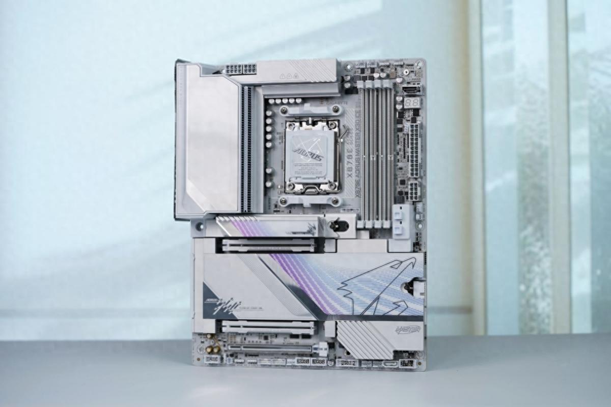 技嘉X870E X3D超级冰雕主板：一键鸡血，游戏帧数再破限