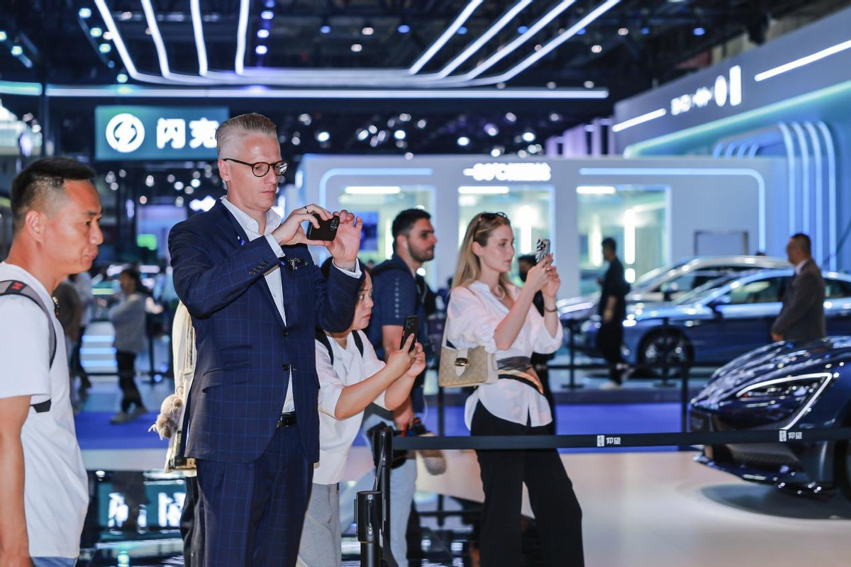 仰望U9X凭什么卖这么贵？2000W国产超跑仰望U9X在北京车展亮相！