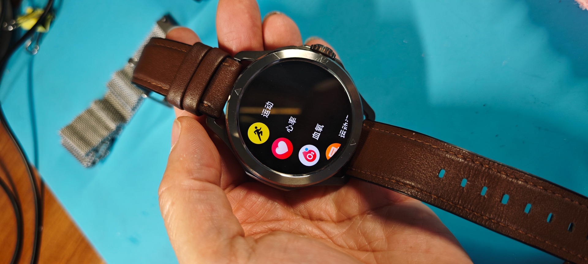小米WatchS4 Sport运动手表换电池续命