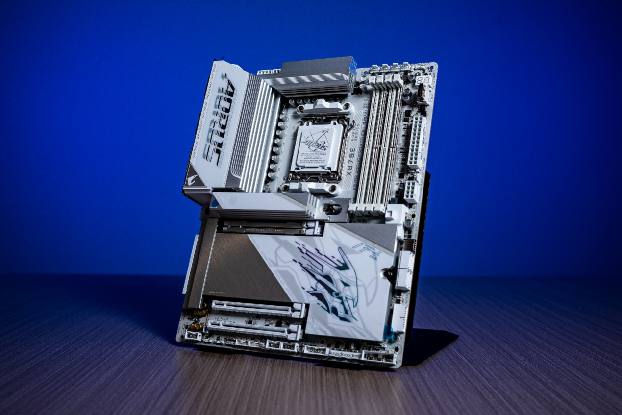 技嘉X870E X3D电竞冰雕主板，纯白方案的游戏生产两用选择