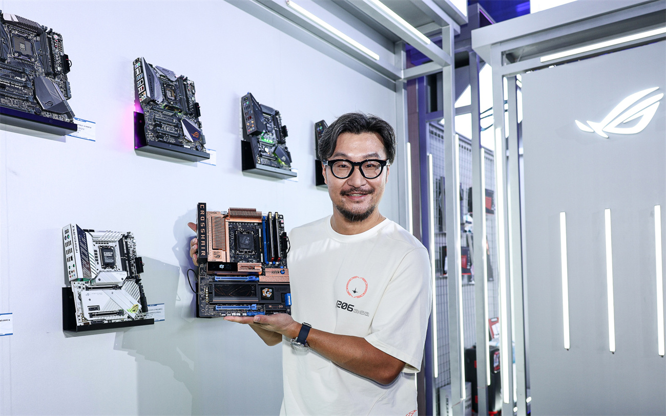 5206元！ROG CROSSHAIR 2006复刻版登场，致敬20年信仰传承