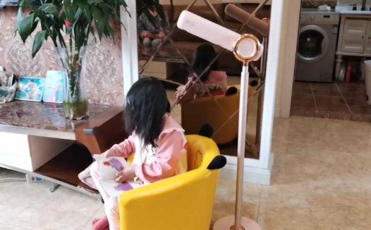 不用手持、双出风口，更适合女孩的品仕乐立式吹风机体验