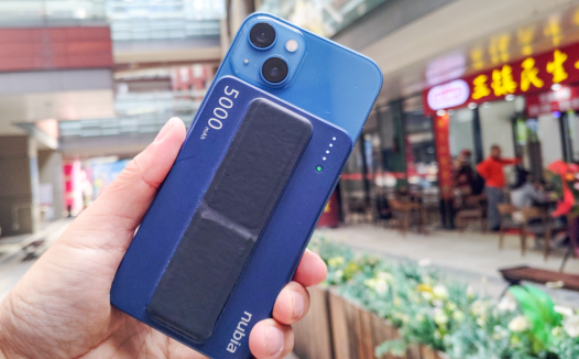 可能是你手中iPhone 13的最佳伴侣，努比亚磁吸无线充电宝使用简评