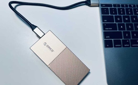 奥睿科USB4.0移动固态硬盘盒，兼容雷电3和4，传输速度快到飞起