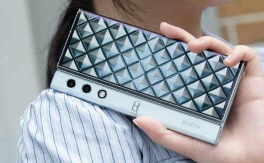 荣耀V Purse折叠屏给国产机打了个样，5999还买啥iPhone15？