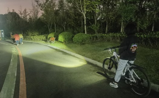 自行车夜骑不怕黑，迈极炫防眩目下挂前灯，让骑行更安全！